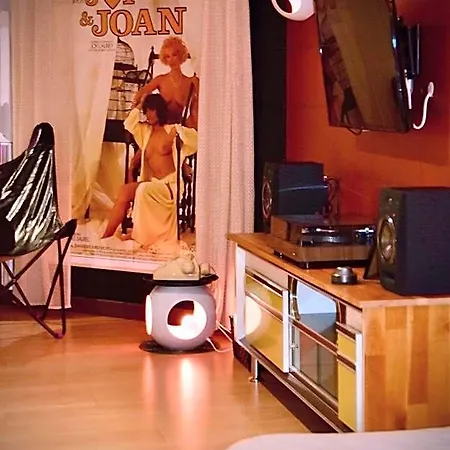 - Abella Box, Location Adulte Hotel